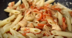 Nevíte co k obědu? Jednoduchý recept na smetanové těstoviny s kuřecím masem!