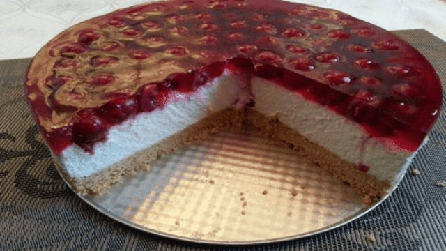 Nepečený třešňový dort s tvarohem a sušenkovým základem: Letní osvěžení bez pečení