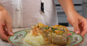 Nevíte co vařit k obědu? Vyzkoušejte šťavnatá kuřecí stehna na vínu, másle a smetaně!
