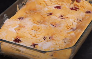 Třešňový koláč z kynutého těsta: Jako od babičky a hotový za chvíli Třešňový koláč z kynutého těsta: Jako od babičky a hotový za chvíli