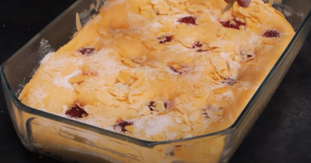 Třešňový koláč z kynutého těsta: Jako od babičky a hotový za chvíli