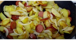 Hledáte rychlý a jednoduchý recept? Bramborová bašta s klobáskou a cibulí vás mile překvapí