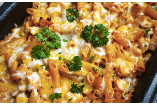 Rychlý oběd z plechu: Těstoviny s kuřecím masem, smetanou a sýrem