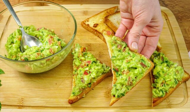 Elegantní avokádová pomazánka s rajčaty, petrželkou a česnekovými toasty: Dokonalý zážitek pro vaši snídani!