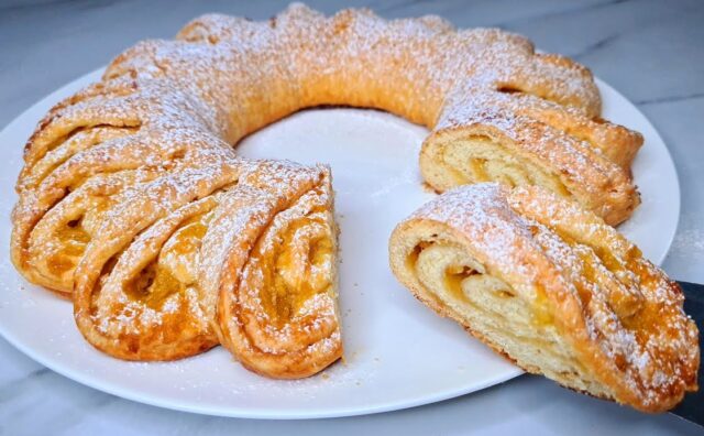 Sluneční jablečná roláda s citronovým nádechem: Zlatý poklad ideální k horkému čaji!