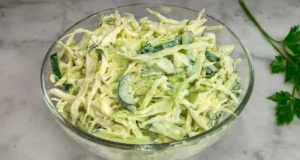 Jak na nejlepší zelný salát s lehkou zálivkou? Zdravá fitness verze Zdravý zelný salát bez majonézy – lehký, sytý a ideální na hubnutí