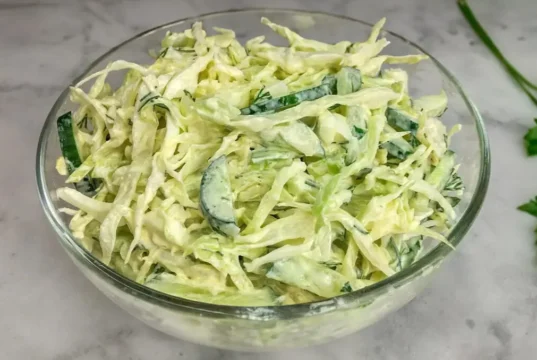 Zdravý zelný salát bez majonézy – lehký, sytý a ideální na hubnutí