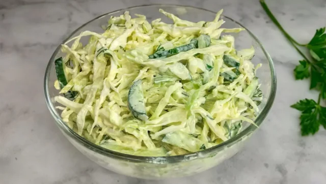 Zdravý zelný salát bez majonézy – lehký, sytý a ideální na hubnutí