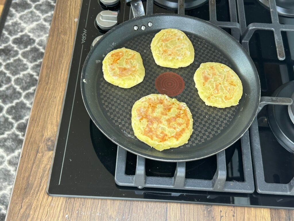 Lahodné bramborové placky plněné sýrem – jednoduchý recept bez oleje