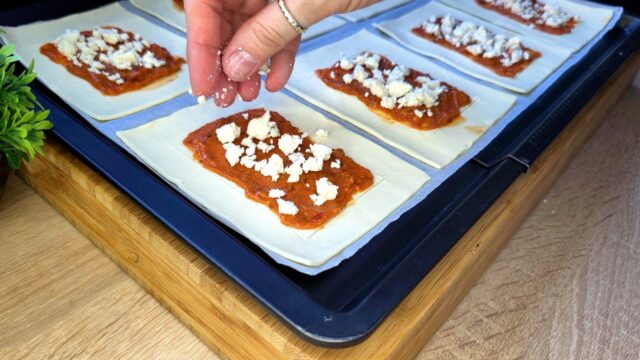 Skvělý nápad na občerstvení z listového těsta - slané pizza placičky