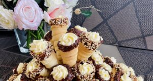 Domácí kornoutky s vanilkovým krémem, ořechy a čokoládou Domácí kornoutky s vanilkovým krémem, ořechy a čokoládou