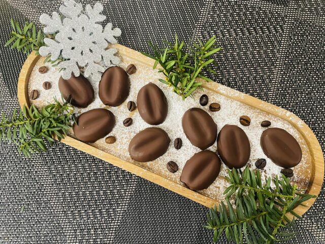 Domácí kávová zrna – nepečený dezert s vůní kávy, rumu a čokolády