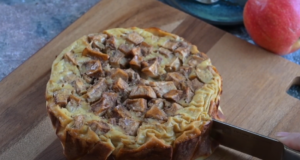 Jednoduchý recept na skvělý jogurtový koláč s kousky jablek!