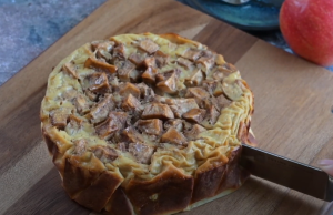 Jednoduchý recept na skvělý jogurtový koláč s kousky jablek!