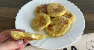 Bramborové placky plněné sýrem bez oleje: rychlá večeře z pár surovin