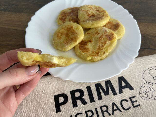 Bramborové placky plněné sýrem bez oleje: rychlá večeře z pár surovin