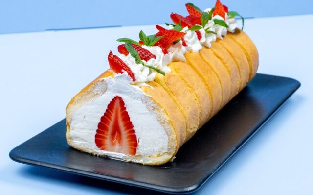 Jahodová roláda s nadýchaným šlehačkovým krémem a piškoty