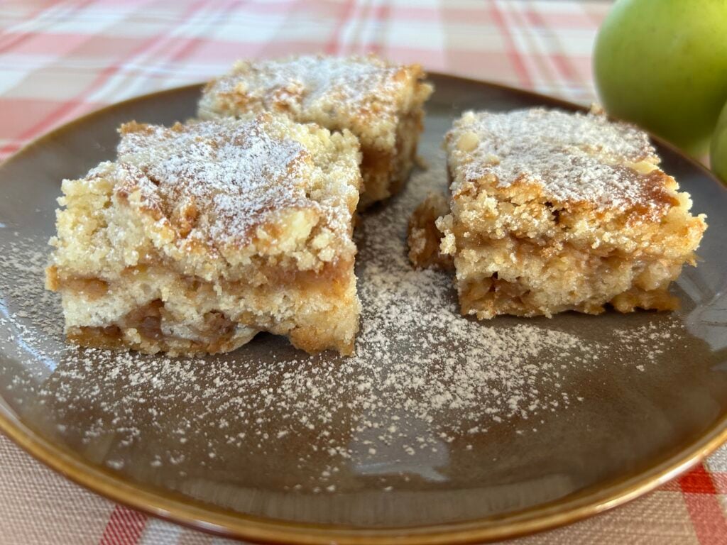 Sypaný jablečný koláč hotový během chvilky - už žádné vejce a šlehání!