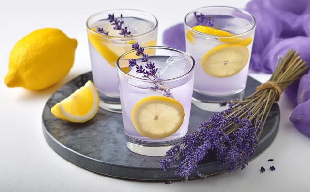 Domácí levandulová limonáda s kapkou vodky Domácí levandulová limonáda s kapkou vodky