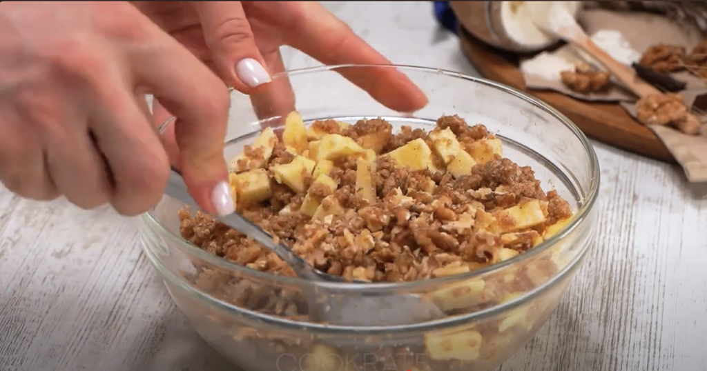 Jablečný koláč s ovesnými vločkami a čokoládovou polevou – jednoduchý a zdravý recept