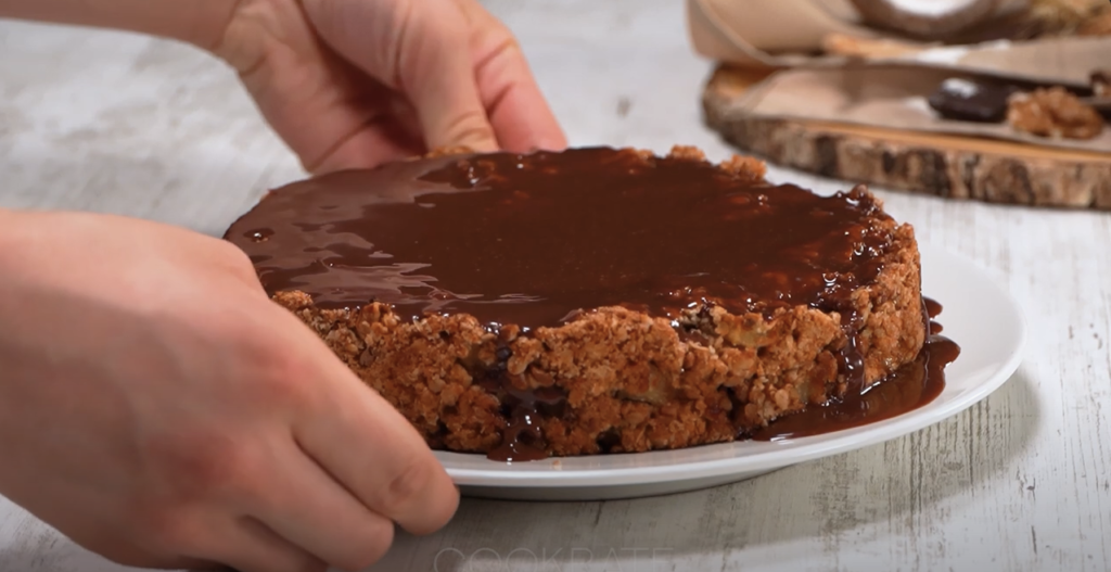 Jablečný koláč s ovesnými vločkami a čokoládovou polevou – jednoduchý a zdravý recept