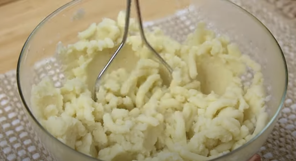 Domácí bramborové gnocchi v česnekovo-rajčatové omáčce s rozmarýnovým nádechem