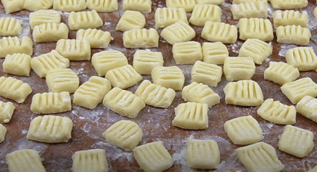 Domácí bramborové gnocchi v česnekovo-rajčatové omáčce s rozmarýnovým nádechem