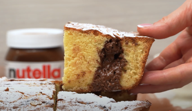 Koláč s nutellou a mandlovými lupínky – minimum surovin Koláč s nutellou a mandlovými lupínky – minimum surovin