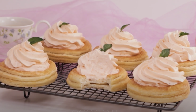 Křehké košíčky z listového těsta s broskvovým krémem a šlehačkou