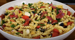 Studený těstovinový salát s mozzarellou, salámem a olivami s bylinkovým dresinkem Studený těstovinový salát s mozzarellou, salámem a olivami s bylinkovým dresinkem