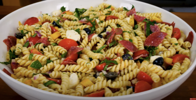 Studený těstovinový salát s mozzarellou, salámem a olivami s bylinkovým dresinkem Studený těstovinový salát s mozzarellou, salámem a olivami s bylinkovým dresinkem
