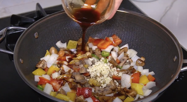 Rychlé smažené žampiony s paprikou a česnekovo-sójovou omáčkou Rychlé smažené žampiony s paprikou a česnekovo-sójovou omáčkou