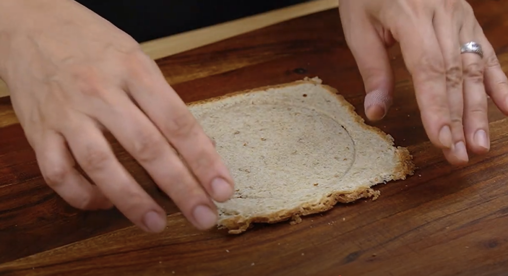 Křupavé chlebové kapsičky s jemnou bramborovou kaší, tuňákem, zelenými olivami a sýrem: Křupavé pohoštění!