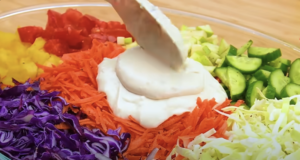 Barevný zeleninový salát s krémovou jogurtovo-majonézovou zálivkou a bylinkovou bagetou Barevný zeleninový salát s krémovou jogurtovo-majonézovou zálivkou a bylinkovou bagetou