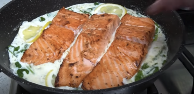 Losos v krémové špenátové omáčce s pečenými bramborami se zeleninou: Pokrm, který povznese každé slavnostní stolování na nezapomenutelný gurmánský zážitek!