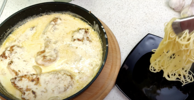 Kuřecí prsa v krémové parmazánové omáčce s česnekem: Rychlá večeře s těstovinami