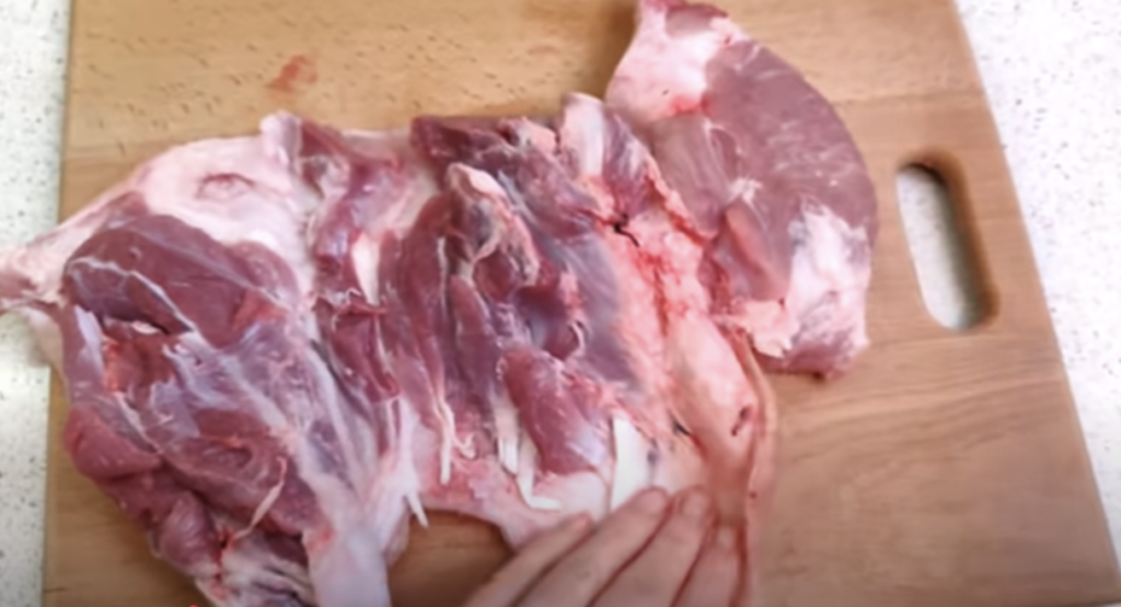 Domácí vepřová roláda s voňavou česnekovou náplní a kořením: Lepší než kupovaná!