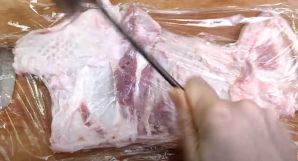 Domácí vepřová roláda s voňavou česnekovou náplní a kořením: Lepší než kupovaná!