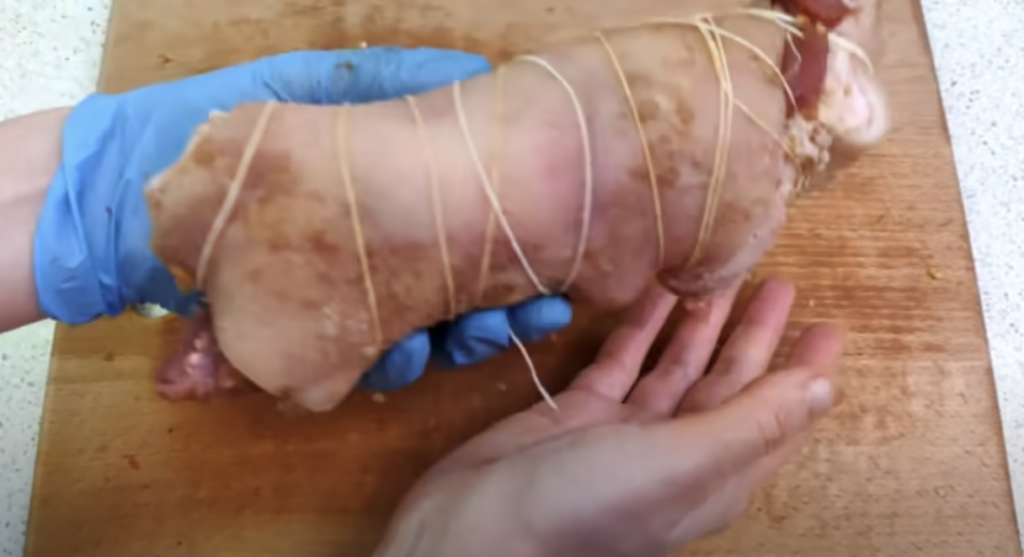 Domácí vepřová roláda s česnekem a kořením