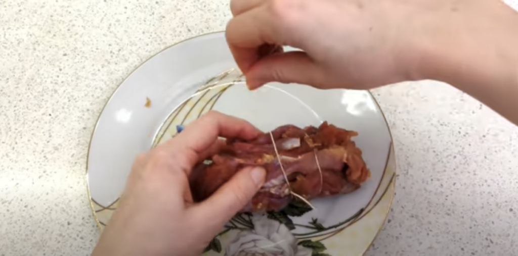 Domácí vepřová roláda s česnekem a kořením