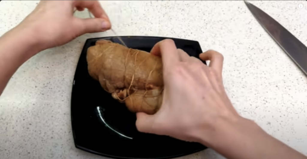 Domácí vepřová roláda s česnekem a kořením