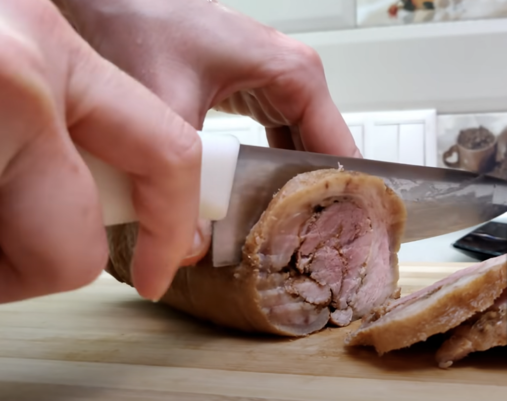 Domácí vepřová roláda s česnekem a kořením