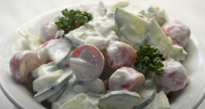 Lehký zeleninový salát se zakysanou smetanou