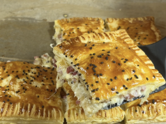 Listové těsto v nejlepší formě: Lahodné taštičky se sýrem, šunkou a sezamem Taštičky se sýrem, šunkou a sezamem z listového těsta