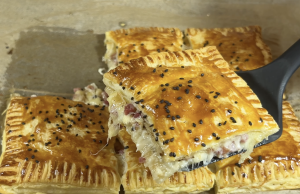 Listové těsto v nejlepší formě: Lahodné taštičky se sýrem, šunkou a sezamem Taštičky se sýrem, šunkou a sezamem z listového těsta