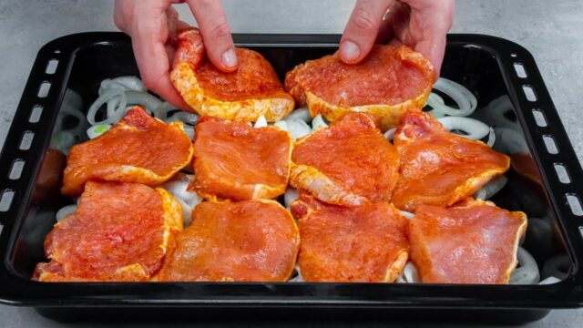 Šťavnaté pečené vepřové na cibulce s pivem, podávané se svěžím zelným salátem: Chutný oběd nebo večeře! Šťavnaté pečené vepřové na cibulce s pivem, podávané se svěžím zelným salátem: Chutný oběd nebo večeře!