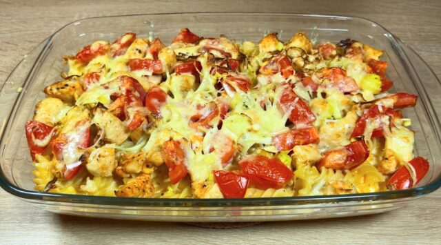 Zapečené těstoviny s kuřecím masem, rajčaty a sýrem: Rychlý oběd z jednoho pekáče