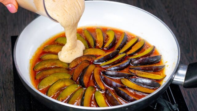 Obrácený koláč s karamelizovanými švestkami a vláčným jablkovým těstem Obrácený koláč s karamelizovanými švestkami a vláčným jablkovým těstem