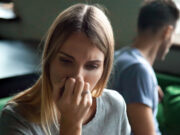 Nešťastná matka na rozcestí: Je lepší zachovat nefunkční rodinu kvůli dceři, nebo utéct za novým mužem z internetu?