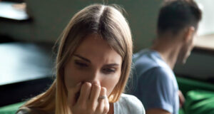 Nešťastná matka na rozcestí: Je lepší zachovat nefunkční rodinu kvůli dceři, nebo utéct za novým mužem z internetu?